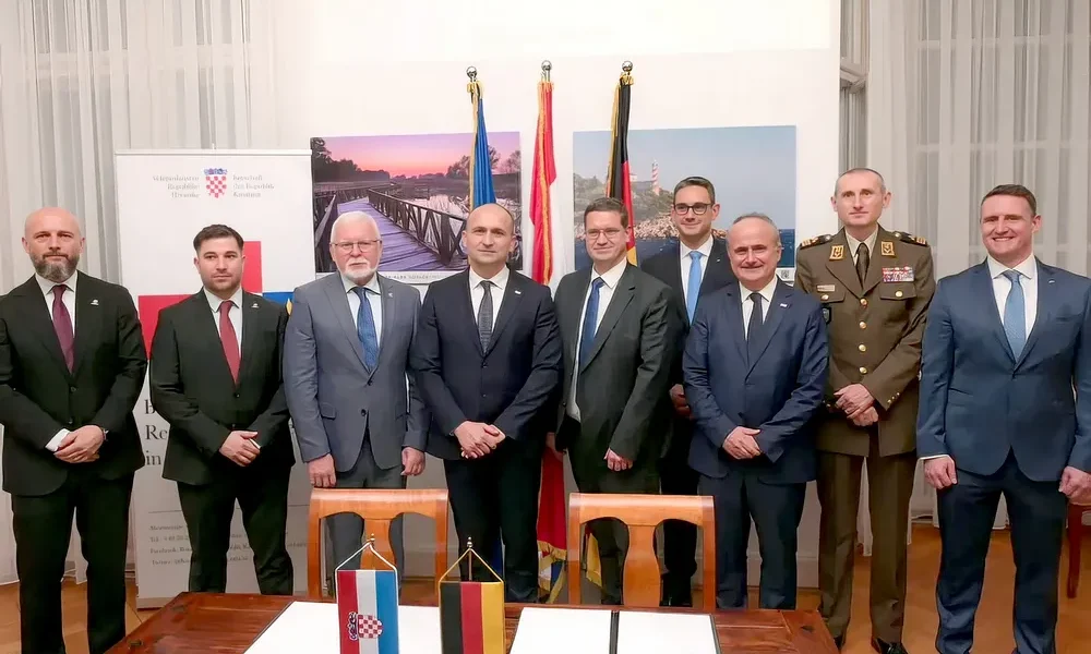 Ivan Anušić horvát védelmi miniszter jelenlétében a horvát DOK-ING és a düsseldorfi székhelyű Rheinmetall technológiai csoport 2024. október 28-án egyetértési nyilatkozatot írt alá egy vegyes vállalat létrehozásáról