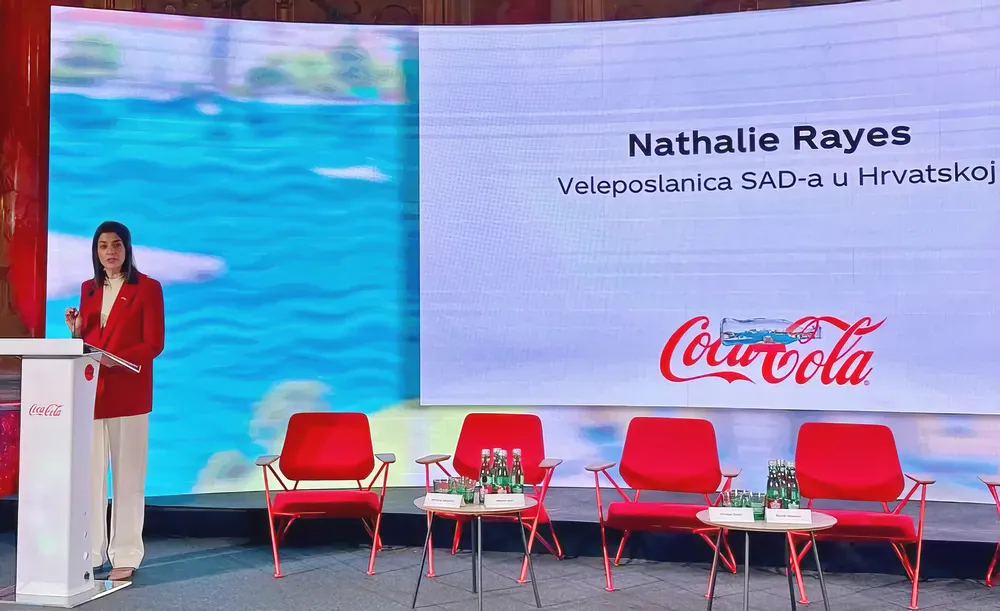 Nathalie Rayes, az USA horvátországi nagykövete, igen stílusosan, a Coca-Cola horvátországi társadalmi-gazdasági hatásairól szóló tanulmány bemutatása kapcsán tartott sajtótájékoztatón elemezte Donald Trump győzelmét