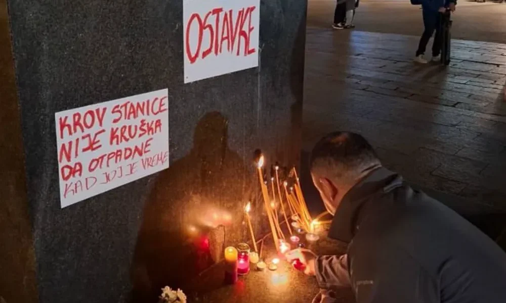 Lemondásokat követelnek Újvidéken. A másik felirat szerint az előtető nem körte, hogy lehulljon, amikor megérik