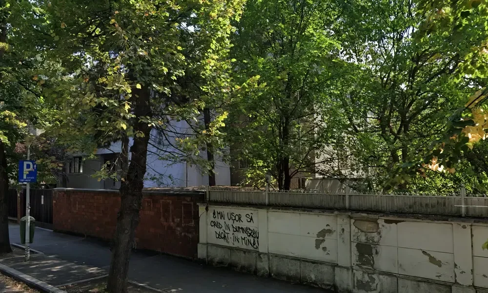A fák ugyan takarják, de azért látszik, hogy egy hatalmas épületről van szó