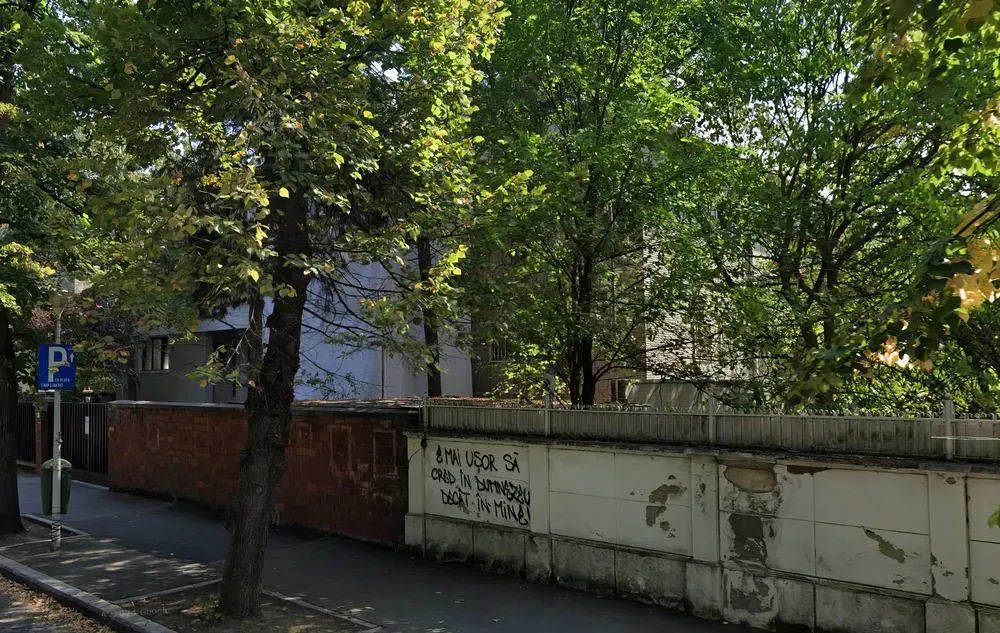A fák ugyan takarják, de azért látszik, hogy egy hatalmas épületről van szó