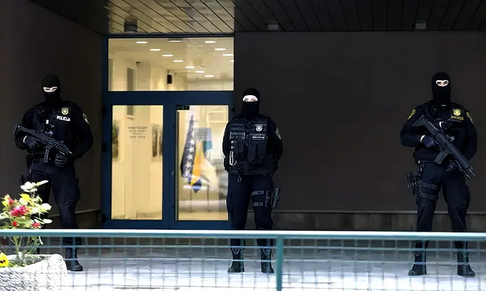A SIPA nagy erőkkel állt el a föderációs rendőrség épületének bejáratát a házkutatás idejére (Forrás: federalna.ba)