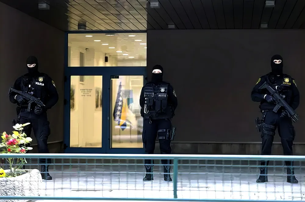 A SIPA nagy erőkkel állt el a föderációs rendőrség épületének bejáratát a házkutatás idejére (Forrás: federalna.ba)