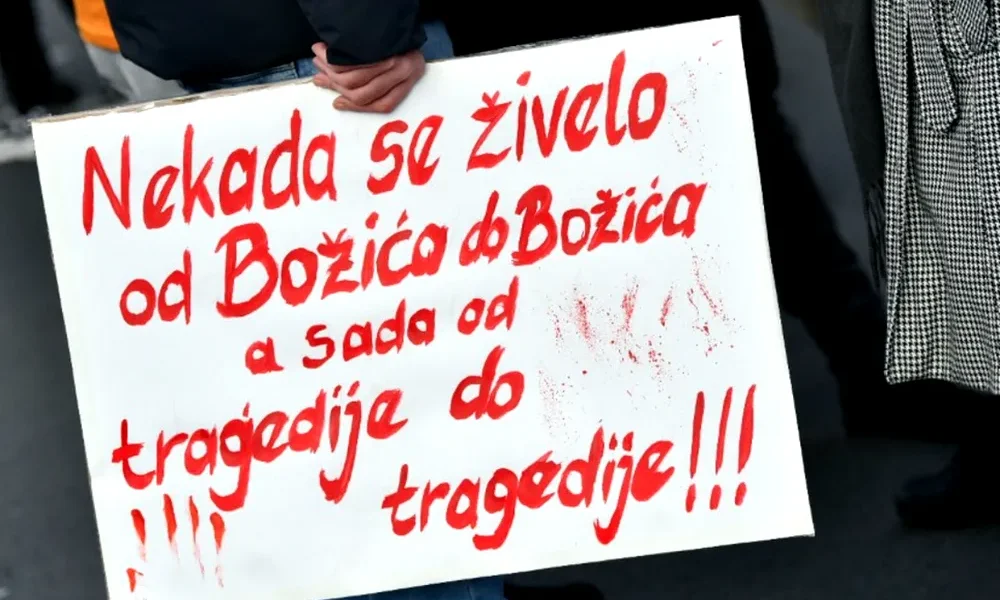 Egy újvidéki transzparens: régen karácsonytól karácsonyig éltünk, most viszont tragédiától tragédiáig