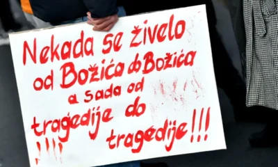 Egy újvidéki transzparens: régen karácsonytól karácsonyig éltünk, most viszont tragédiától tragédiáig