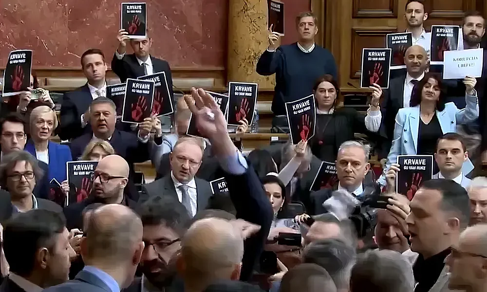 Amikor az ellenzékiek felemelték a "véresek a kezeitek" tartalmú röplapot, Ana Brnabić behívta a biztonsági szolgálatot, a fehér lapon az olvasható, hogy a "korrupció öl"