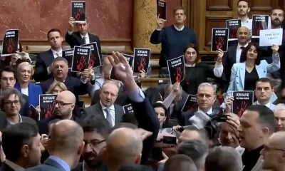 Amikor az ellenzékiek felemelték a "véresek a kezeitek" tartalmú röplapot, Ana Brnabić behívta a biztonsági szolgálatot, a fehér lapon az olvasható, hogy a "korrupció öl"