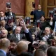 Amikor az ellenzékiek felemelték a "véresek a kezeitek" tartalmú röplapot, Ana Brnabić behívta a biztonsági szolgálatot, a fehér lapon az olvasható, hogy a "korrupció öl"