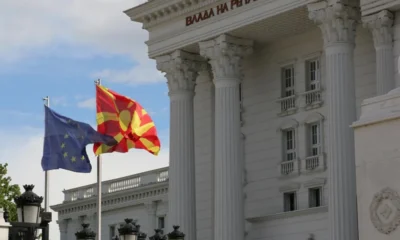A látszatra is adnak, macedón és uniós zászló a kormány épülete előtt