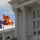 A látszatra is adnak, macedón és uniós zászló a kormány épülete előtt