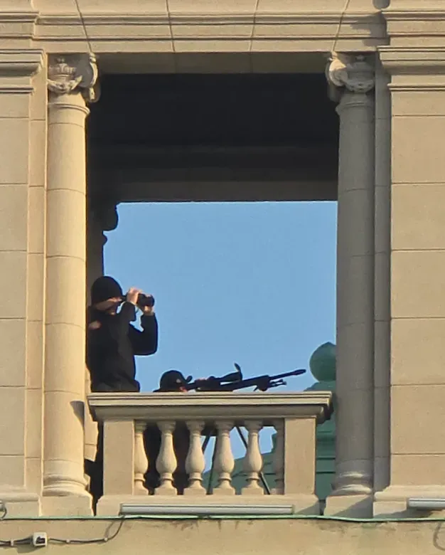 Az ellenzék helyett rendőrök társaságában zajlott a parlamenti ülés Szerbiában 3 Amikor Ceausescu orvlövészeket küldött a román parlament tetejére, véget is ért rémuralma és zsarnoksága. Aleksandar Vučić és Ana Brnabić ma mesterlövészeket küldött a Nemzetgyűlés kupolájába. Nincs annyi golyótok! amennyi szabadság van bennünk - írta a X platformon a Srđan Milivojević ellenzéki képviselő