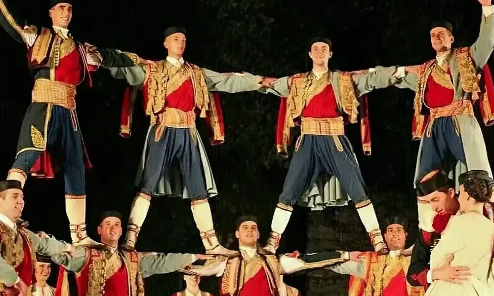 A montenegrói férfi népviseltet a kék szövetnadrág, arany vagy ezüst fonalakkal díszített felsőrészek, a lapos fekete sapka közepén egy vörös mezővel, valamint a széles, gyakran bőr öv jellemzi