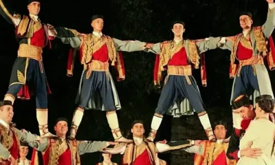 A montenegrói férfi népviseltet a kék szövetnadrág, arany vagy ezüst fonalakkal díszített felsőrészek, a lapos fekete sapka közepén egy vörös mezővel, valamint a széles, gyakran bőr öv jellemzi