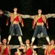 A montenegrói férfi népviseltet a kék szövetnadrág, arany vagy ezüst fonalakkal díszített felsőrészek, a lapos fekete sapka közepén egy vörös mezővel, valamint a széles, gyakran bőr öv jellemzi