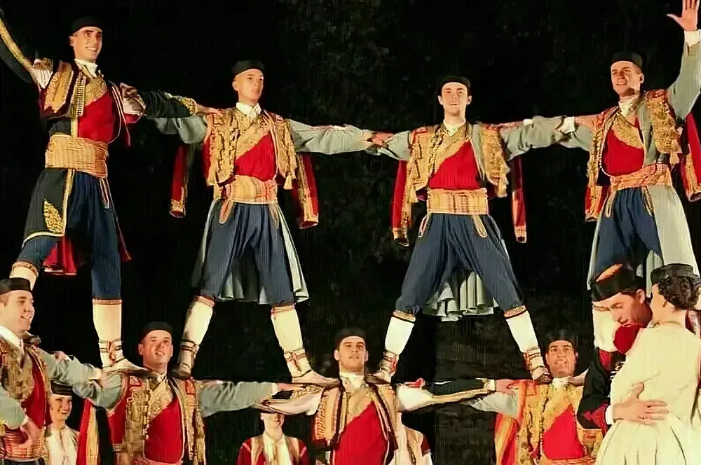 A montenegrói férfi népviseltet a kék szövetnadrág, arany vagy ezüst fonalakkal díszített felsőrészek, a lapos fekete sapka közepén egy vörös mezővel, valamint a széles, gyakran bőr öv jellemzi