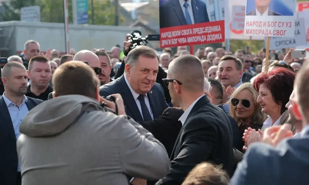 A legutóbbi bírósági tárgyalás után tüntetők éltették Dodikot, a piros betűs felirat szerint "a nép és az Isten Milorad mellett van"