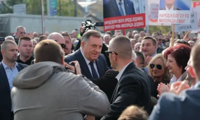 A legutóbbi bírósági tárgyalás után tüntetők éltették Dodikot, a piros betűs felirat szerint "a nép és az Isten Milorad mellett van"