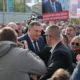 A legutóbbi bírósági tárgyalás után tüntetők éltették Dodikot, a piros betűs felirat szerint "a nép és az Isten Milorad mellett van"