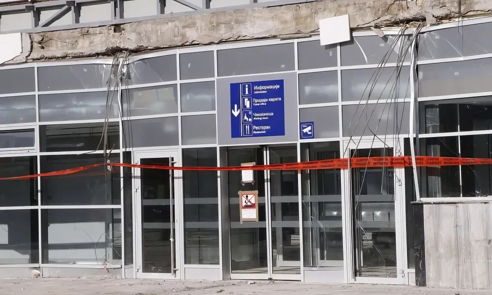 Bejárat az újvidéki vasúti állomásra az információk, a jegypénztárak, a váróterem és az étterem felé, ez a jelenlegi állapot