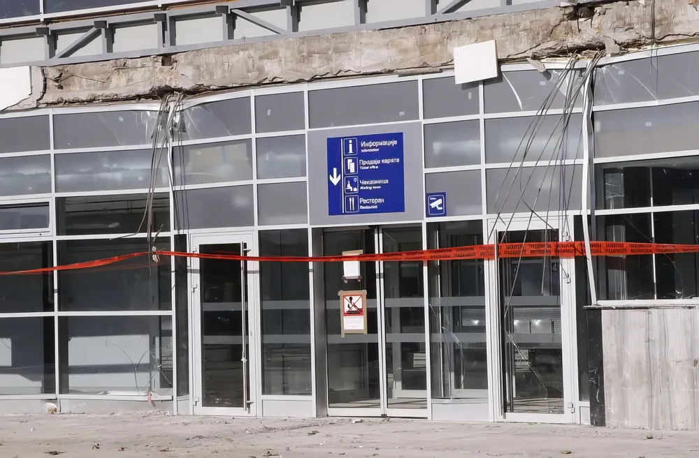 Bejárat az újvidéki vasúti állomásra az információk, a jegypénztárak, a váróterem és az étterem felé, ez a jelenlegi állapot