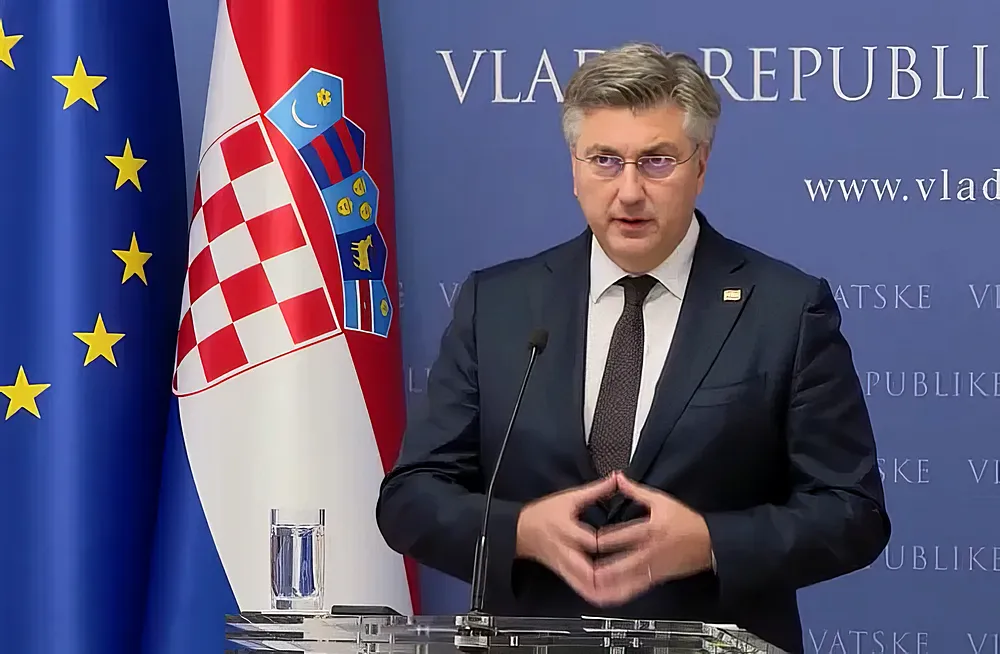 Andrej Plenković miniszterelnök bejelentette, hogy a kormány csütörtökön dönt az elnökválasztás kiírásáról, amelyet december 29-én, vasárnap tartanak meg