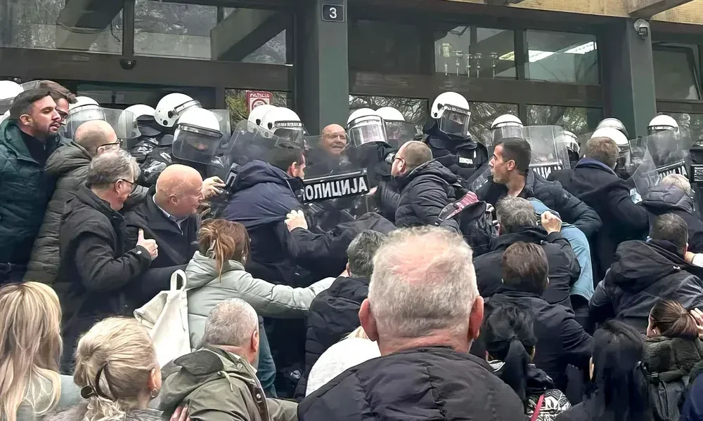 Folytatódtak a demonstrációk az újvidéki ügyészség környékén, a figyelem jelentős része ide irányul