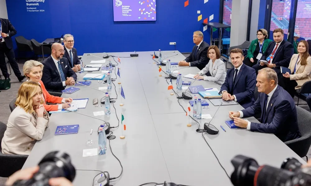 "Moldova szövetségeseivel" tárgyalt Budapesten Maia Sandu. A képen Emmanuel Macron, Klaus Iohannis, Donald Tusk, Keir Starmer, Giorgia Meloni, Charles Michel és természetesen Ursula von der Leyen. A moldovai államfő szerint közös céljuk a biztonságos, virágzó Moldova megteremtése, méghozzá az EU tagjaként
