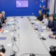 "Moldova szövetségeseivel" tárgyalt Budapesten Maia Sandu. A képen Emmanuel Macron, Klaus Iohannis, Donald Tusk, Keir Starmer, Giorgia Meloni, Charles Michel és természetesen Ursula von der Leyen. A moldovai államfő szerint közös céljuk a biztonságos, virágzó Moldova megteremtése, méghozzá az EU tagjaként