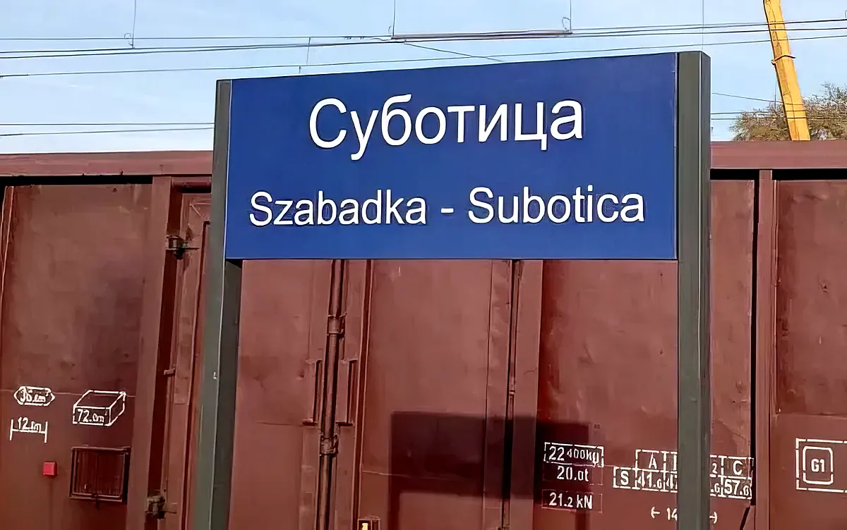 Indul, nem indul? Üzembe helyezik-e még az idén a gyorsvasutat? 3 Szabadka magyarul is ki van írva