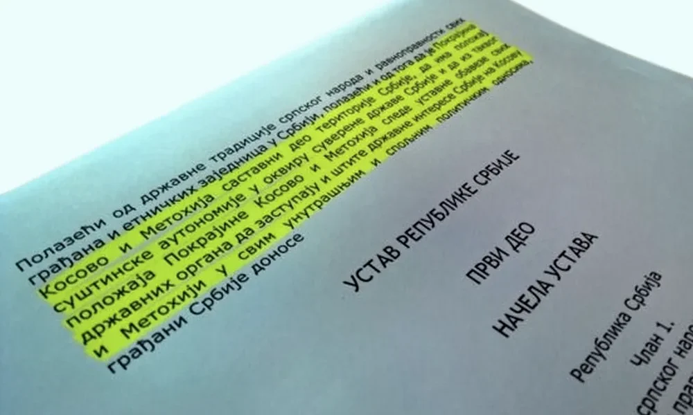 A szerb alkotmány a szerb nép és a Szerbiában élő egyenrangú állampolgárok és etnikai közösségek állami tradíciójából indul ki, valamint abból, hogy Koszovó és Metóhija Autonóm Tartomány Szerbia területének a része