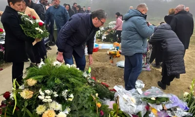 A szerb elnök a kaboli temetőben tesz-vesz, mögötte a házelnök egy koszorúval várakozik