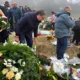 A szerb elnök a kaboli temetőben tesz-vesz, mögötte a házelnök egy koszorúval várakozik