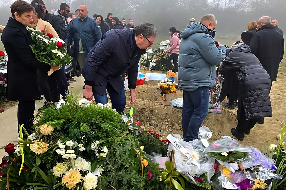 A szerb elnök a kaboli temetőben tesz-vesz, mögötte a házelnök egy koszorúval várakozik