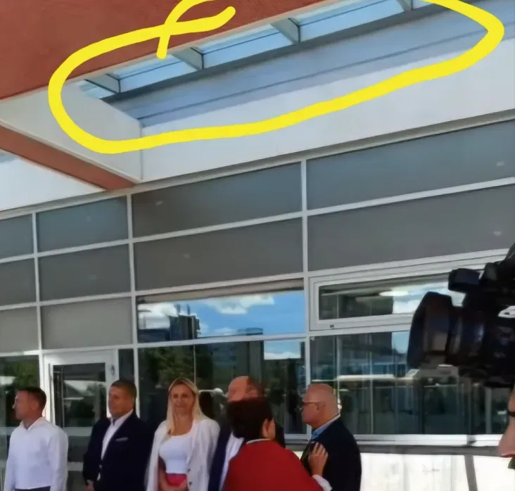 Az újvidéki vasútállomáson történtekért a felelősség a szerb elnököt terheli?! 7 A felújítás során az előtető meglévő, eredeti beton erősítésű gerendáira az üveget tartó nehéz acélszerkezet került, amely túlterhelte az előtetőt