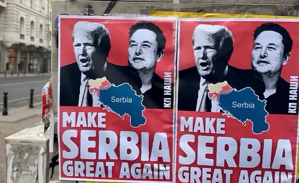 A Naši mozgalom Make Serbia Great Again plakátokkal szórta tele Belgrádot 3 Ebben az utcában jár egy troli, éppen rálátni a plakátokra. Természetesen ez is a központban van