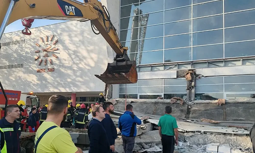 A szemtanúk szerint sokan tartózkodtak a tetőszerkezet alatt, hiszen számos pad volt ott, és az idő is kellemes volt - a halálra