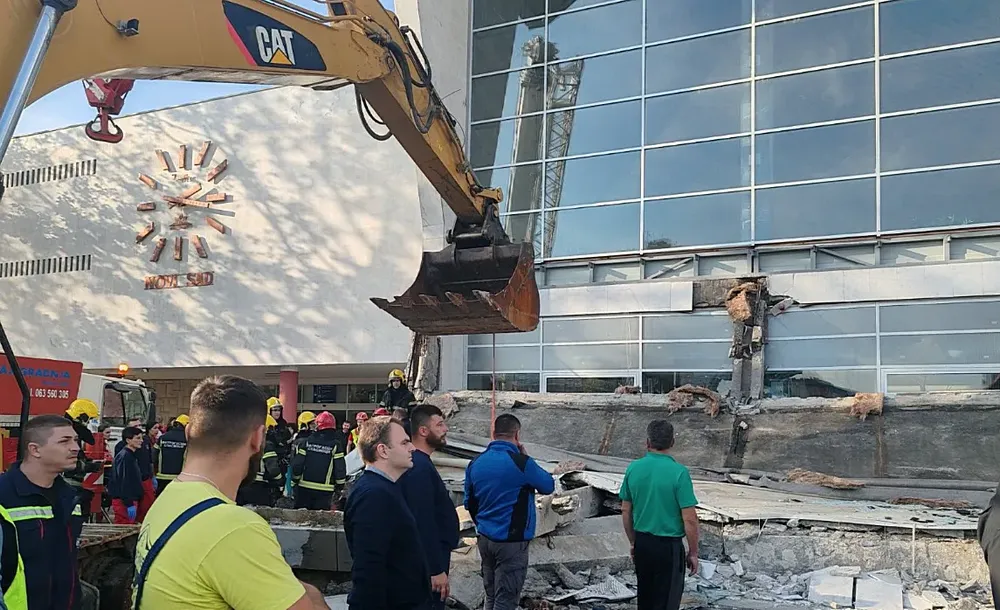 A szemtanúk szerint sokan tartózkodtak a tetőszerkezet alatt, hiszen számos pad volt ott, és az idő is kellemes volt - a halálra