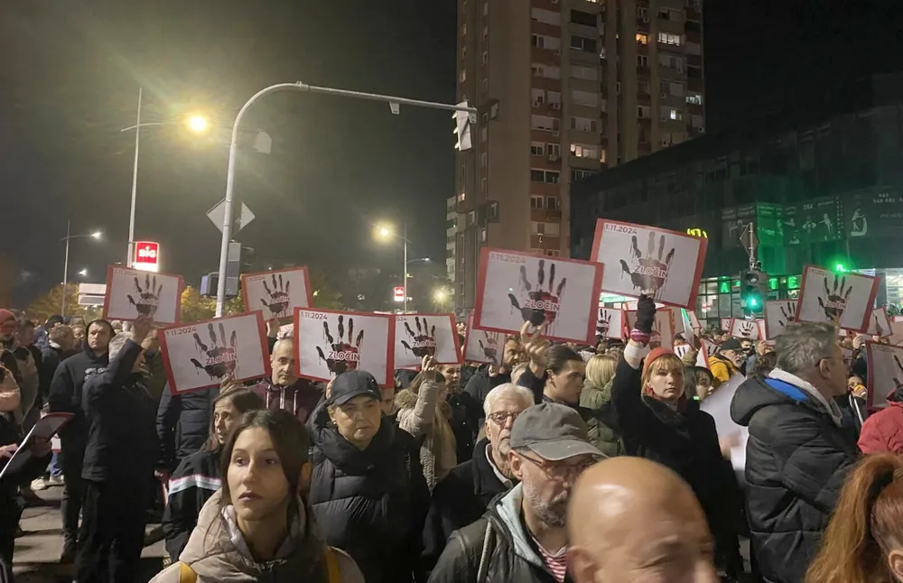 Könnyek helyett könnygáz: Erőszakba torkollott a tüntetés Újvidéken 2 A véres tenyérbe azt írták a tüntetők, hogy "Bűncselekmény"