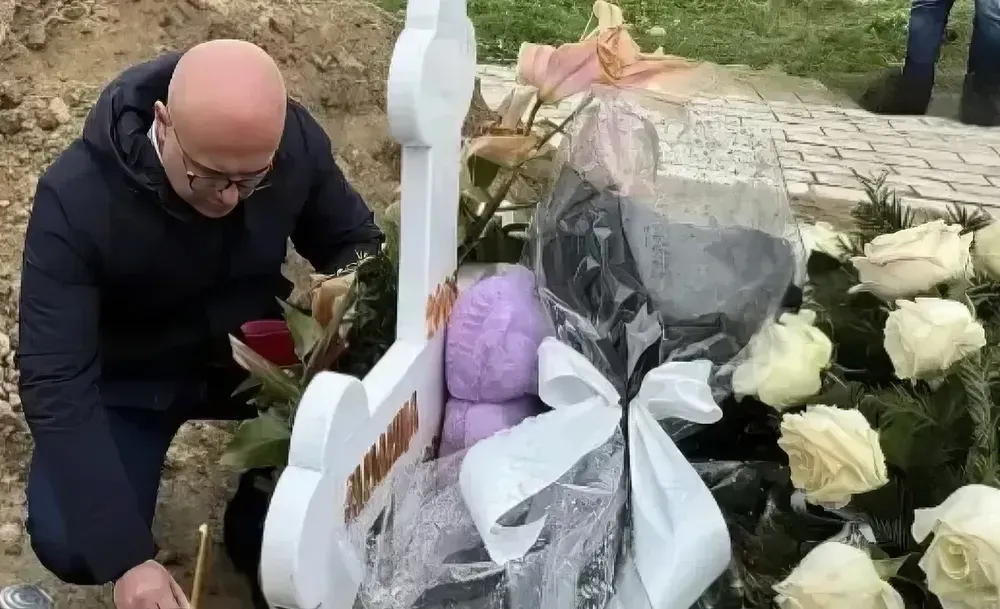 Miloš Vučević miniszterelnök "nagy szomorúsággal" közölte az Instagramon, hogy a kátyi temetőben gyertyát gyújtott az újvidéki tragédia egyik áldozatának a sírjánál. A jelek szerint a szerb vezetők lopva járnak ki a temetőbe...