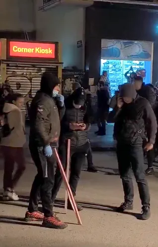 Könnyek helyett könnygáz: Erőszakba torkollott a tüntetés Újvidéken 3 Újvidéken a verőlegények vörös botokat kaptak, Szabácson állítólag csak szimpla fehéreket