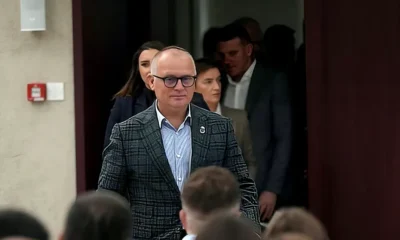 A miniszter, amikor még szabadlábon volt