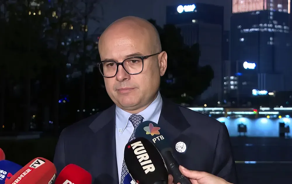 Tiltakozások Újvidéken és Belgrádban, tevékenyek a civil ruhás rendőrök 5 A szerb miniszterelnök nem sokkel a tragédia után Kínába utazott