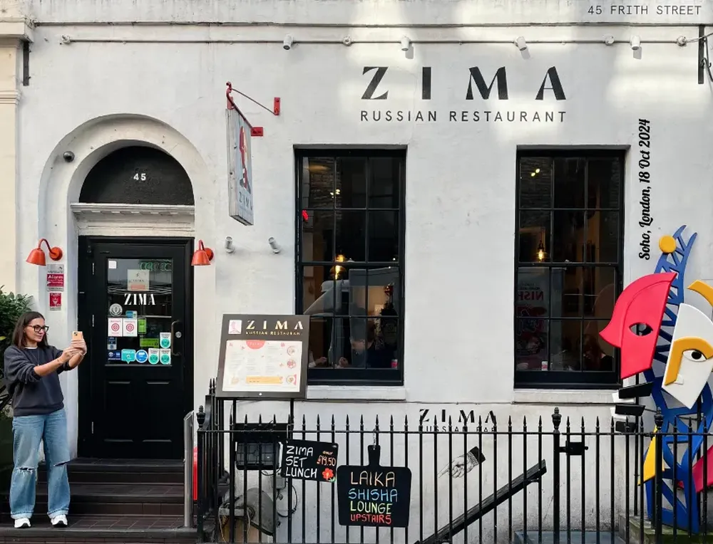 A Zima Restaurant a legstílusosabb orosz étterem Londonban. Kicsit drágák, és ugyanilyen finom szláv ételeket kaphatsz bármelyik londoni lengyel étteremben is - általában mindig olcsóbban - de ha szeretnél londoni oroszokkal találkozni, akkor - a Zima az a hely, ahova érdemes ellátogatnod - írta a Façades & Flags az X platformon a múlt hónapban