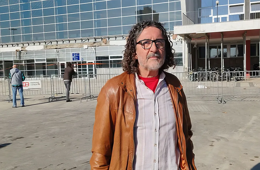 Zoran Đajić szerint akár a felső tető is beomolhat, a kép jobboldalán az előtetőnek az a része, amely alá volt/van támasztva (a cikkben említésre kerül)