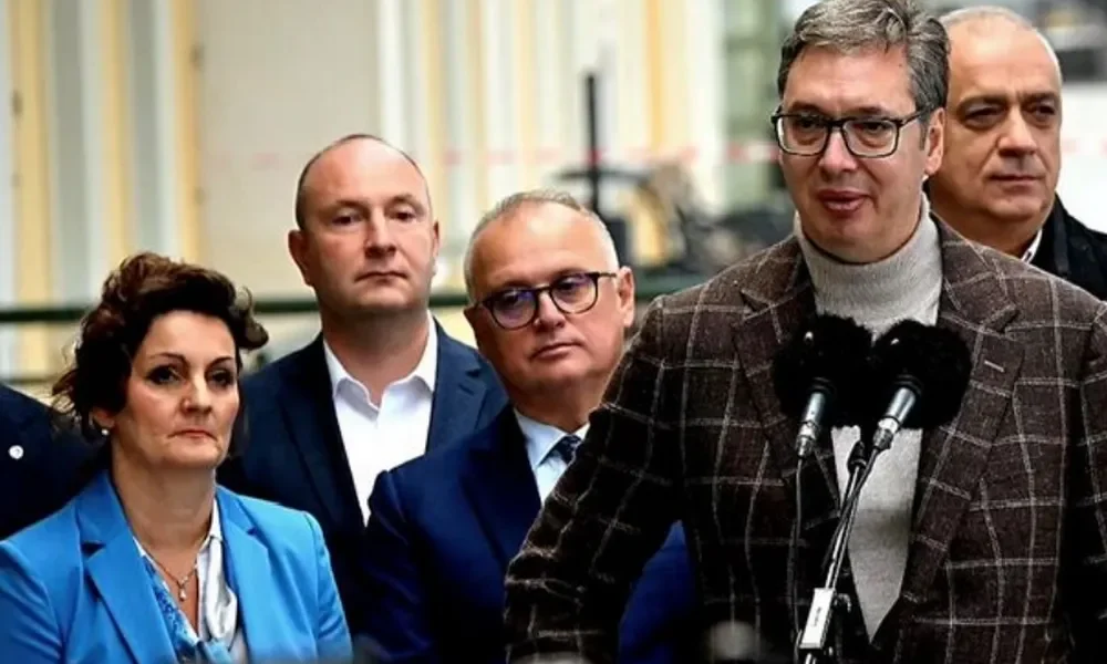 Elöl a három személy, akik valószínűleg leginkább felelős az Úvidéken történtekért. A képen Első sor: Anita Dimoski, Goran Vesić, Aleksandar Vučić, hátsó sor Milan Đurić újvidéki és Stevan Bakić szabadkai polgármester, ezek közül kettő már börtönben is járt, de nem sokáig maradt ott