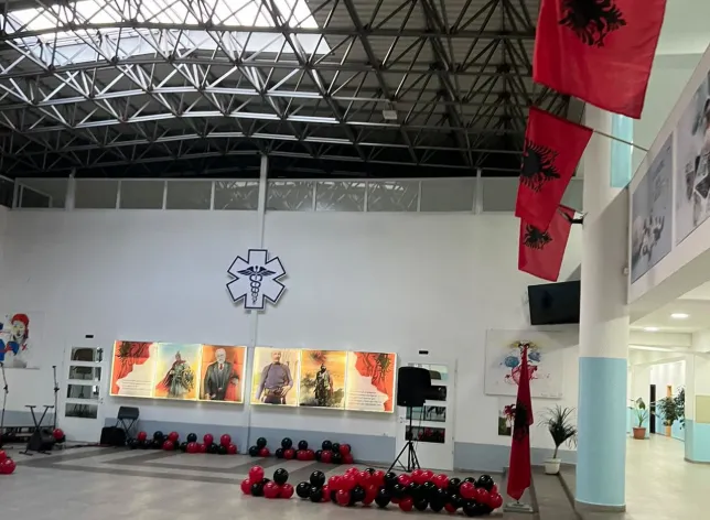 A macedónok és az albánok történelmi szimbólumok miatt feszülnek egymásnak 4 A macedón Hazafias Társaság november elején jelezte az X platformon, hogy a tetovói egészségügyi iskolában is az UCK jelképei jelentek meg