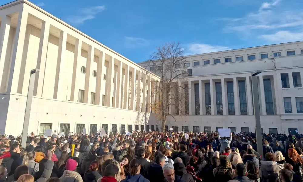 Az újvidéki parlamentnél diákok tüntettek, bent Juhász Bálint nem hagyta zavartatni magát, és rekordidő alatt "lezavarta" az ülésnek nem nagyon nevezhető valamit