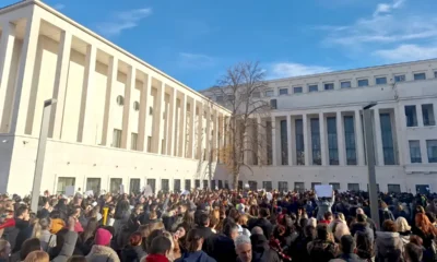 Az újvidéki parlamentnél diákok tüntettek, bent Juhász Bálint nem hagyta zavartatni magát, és rekordidő alatt "lezavarta" az ülésnek nem nagyon nevezhető valamit