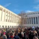 Az újvidéki parlamentnél diákok tüntettek, bent Juhász Bálint nem hagyta zavartatni magát, és rekordidő alatt "lezavarta" az ülésnek nem nagyon nevezhető valamit