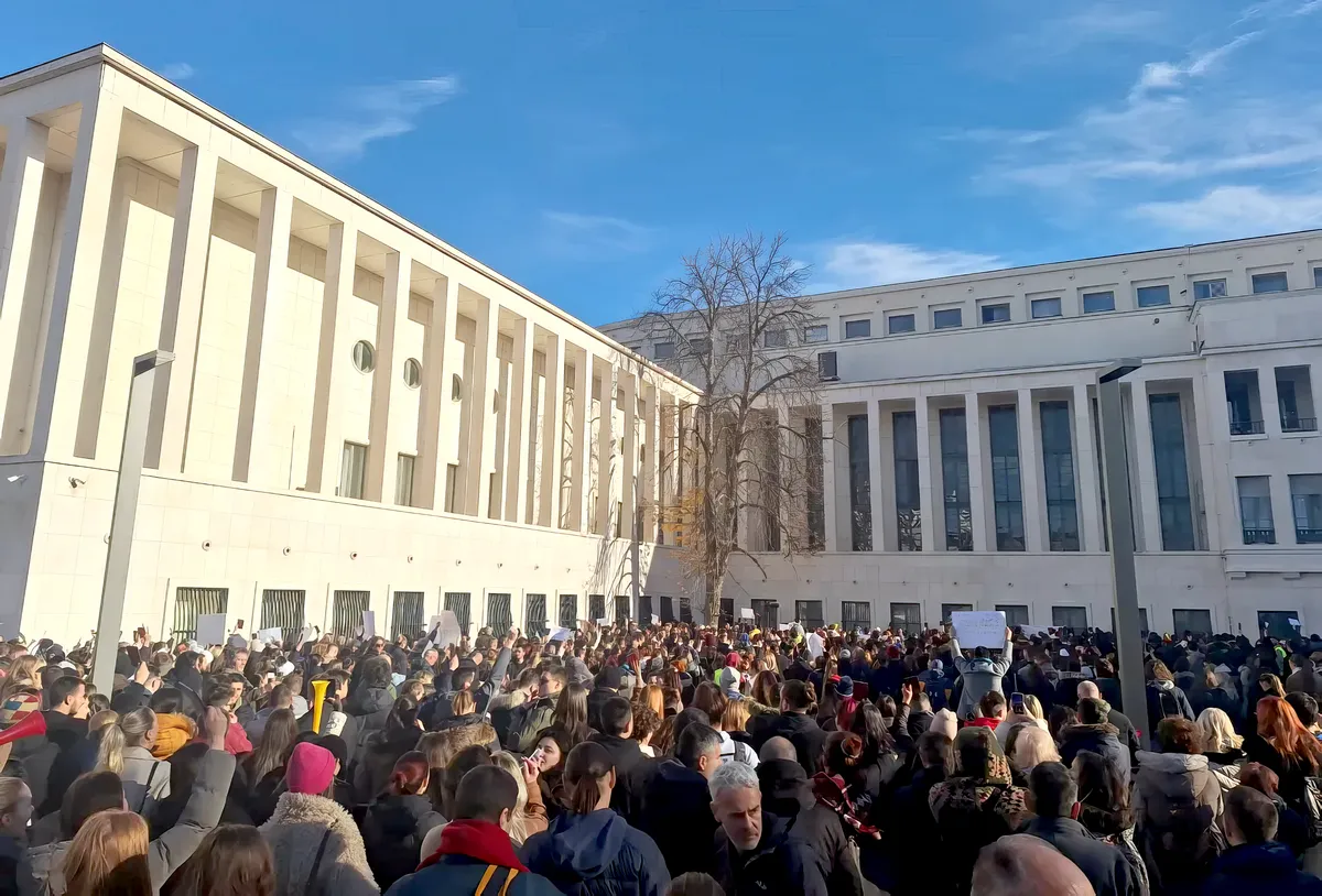 Az újvidéki parlamentnél diákok tüntettek, bent Juhász Bálint nem hagyta zavartatni magát, és rekordidő alatt "lezavarta" az ülésnek nem nagyon nevezhető valamit